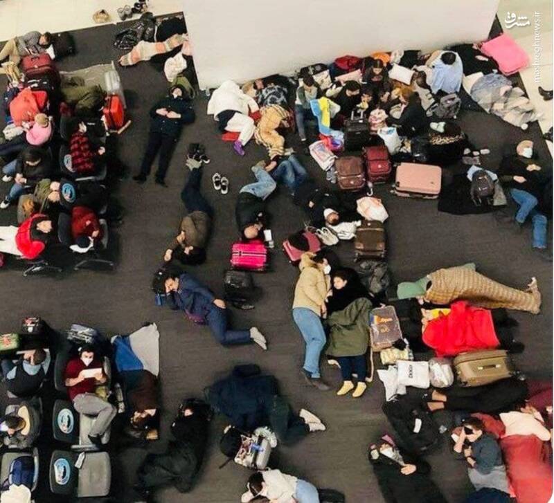 وضعیت غم انگیز مسافران آواره در فرودگاه استانبول+عکس