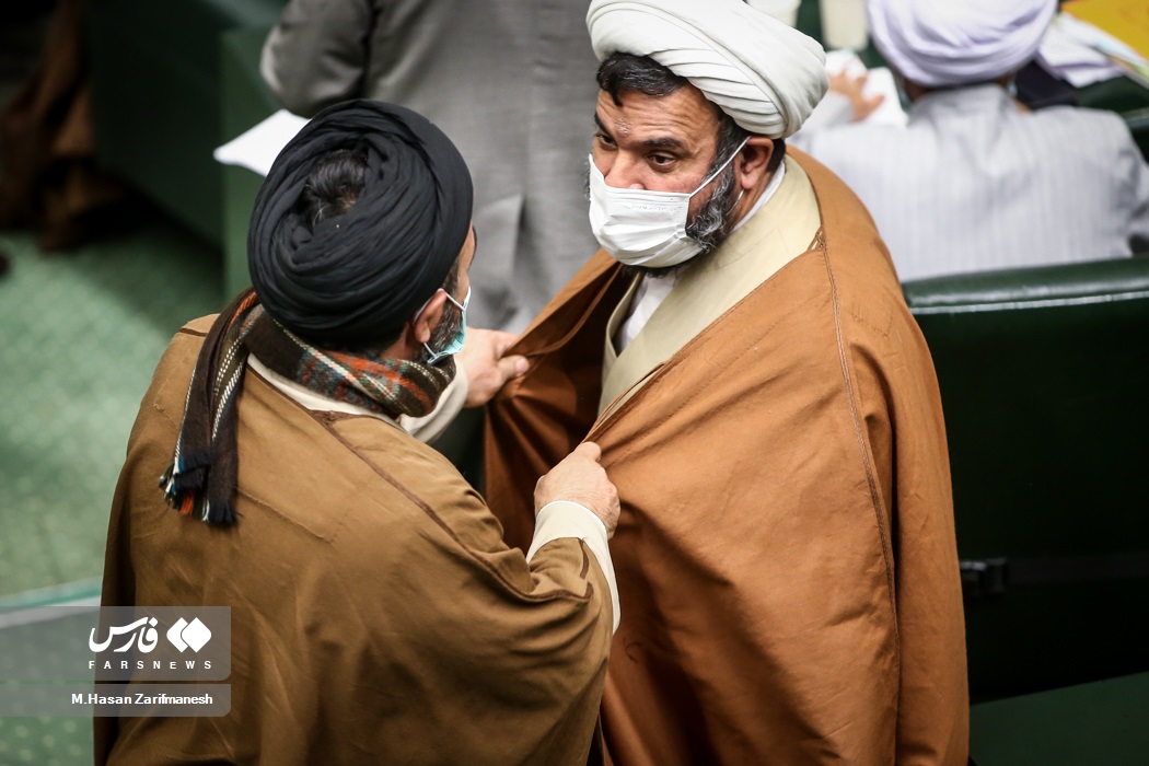 تصویر عجیب از دو روحانی در صحن مجلس+عکس