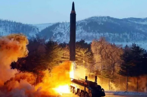 لحظه پرتاب موشک جدید کره شمالی+عکس