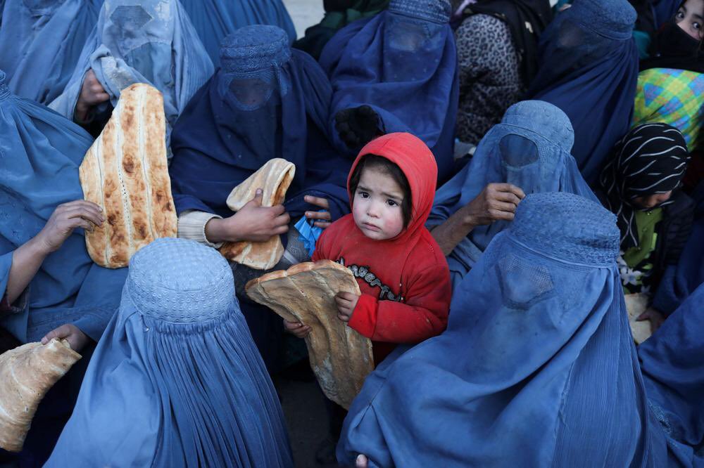 انتظار دردناک مردم کابل برای دریافت نان مجانی+عکس