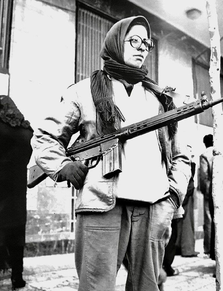 یک زن با اسلحه در خیابان دهکده تهران+عکس