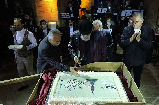 داریوش ارجمند کیک ۴۰ سالگی را برید+عکس