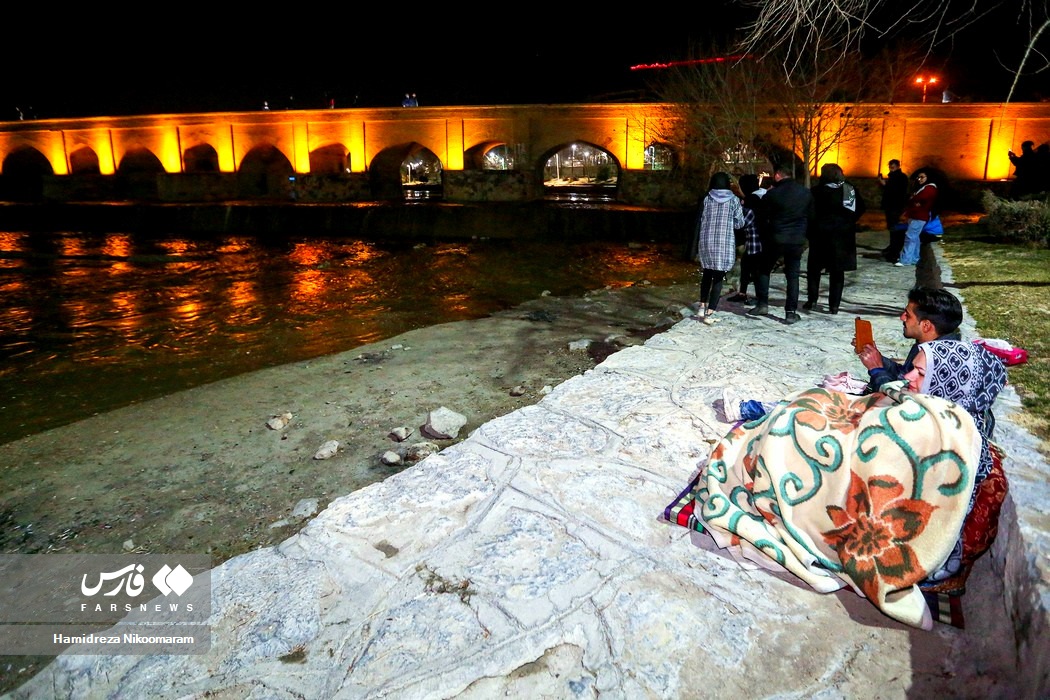 خوشحالی شبانه اصفهانی‌ها از جاری شدن آب در زاینده رود+عکس