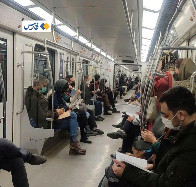 تصویر دیدنی از کتاب خوانی در مترو تهران+عکس