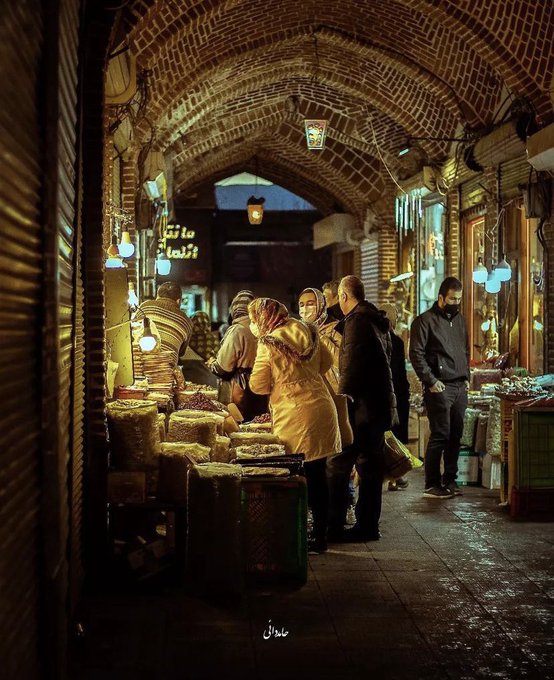 مردم در حال خرید در بازار تبریز+عکس