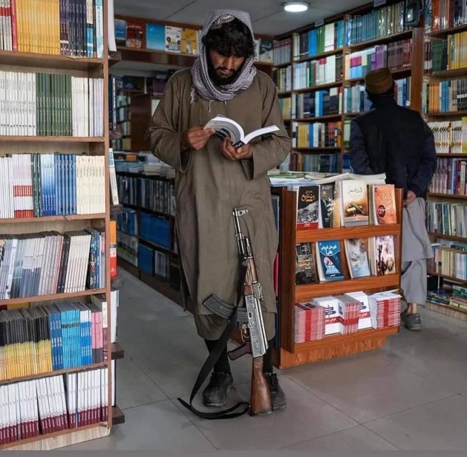 تصویر طالبان در کتابفروشی خبرساز شد+عکس