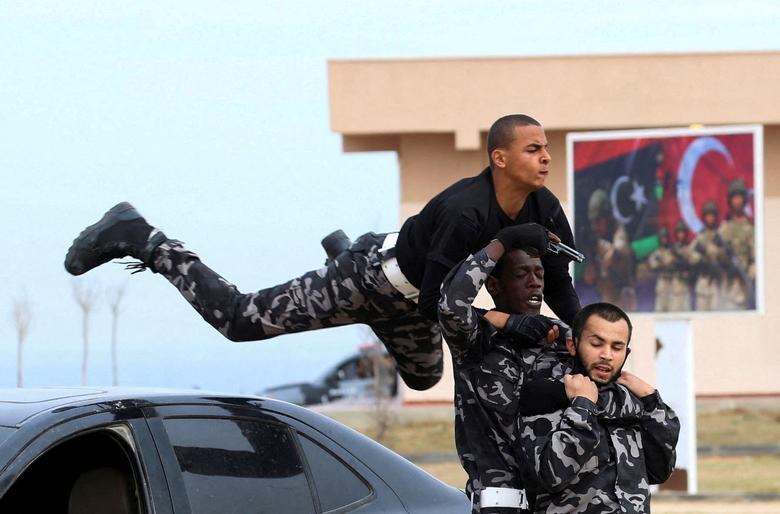 نمایش رزمی نظامیان در طرابلس+عکس