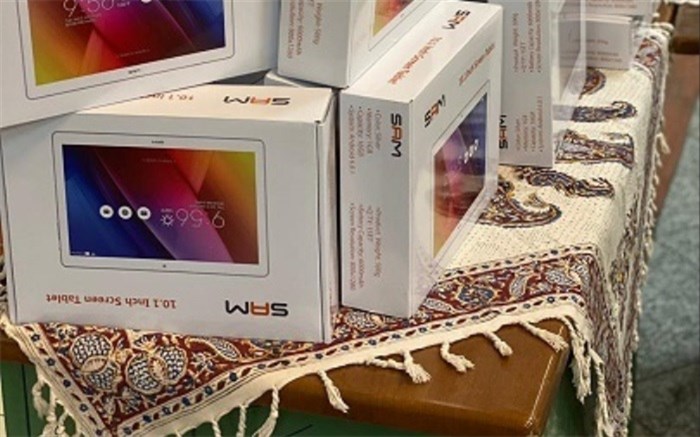اهدای 50 دستگاه تبلت هوشمند به دانش‌آموزان نیک‌شهری