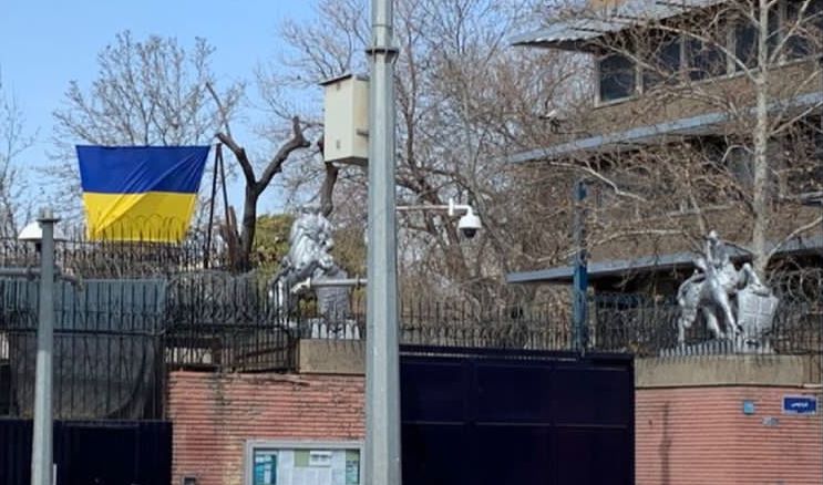 پرچم اوکراین در سفارت انگلیس در تهران برافراشته شد+عکس