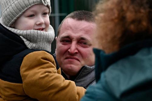 تصویر دردناک از آوارگی مرد اوکراینی و فرزندش+عکس