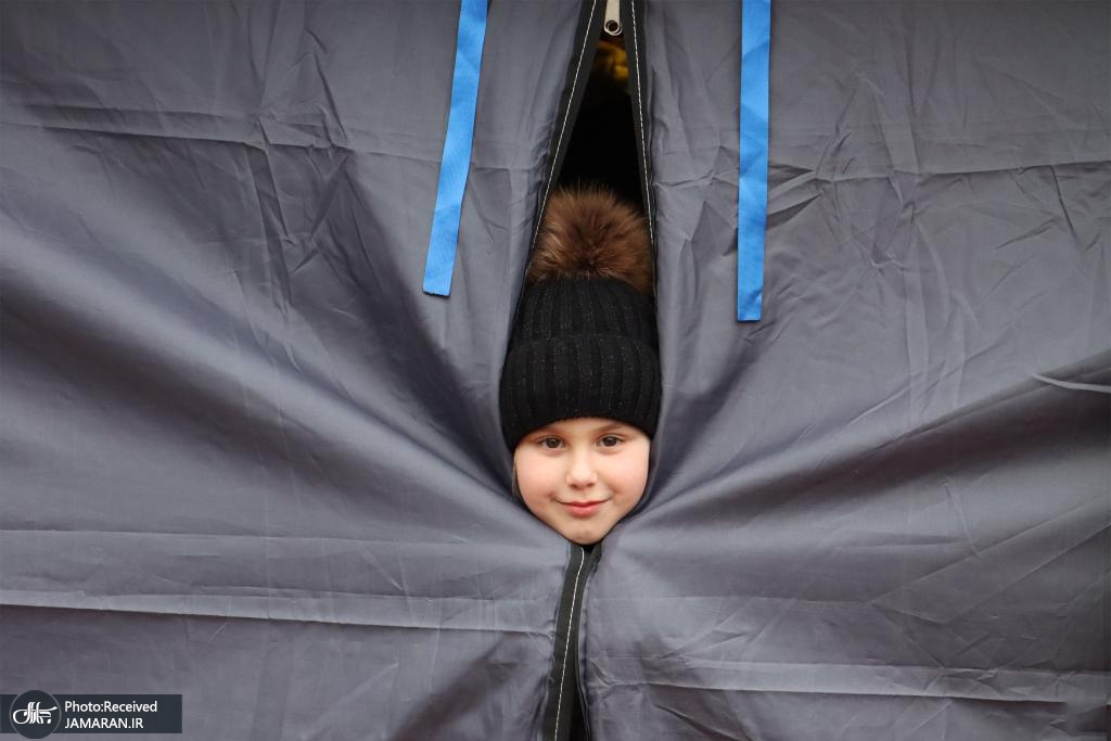 کودک آواره اوکراینی در چادر پناهجویان+عکس