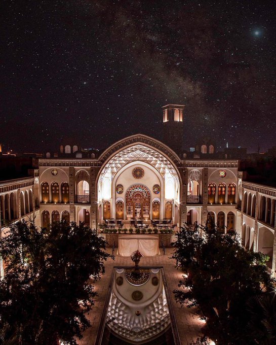 نمایی دیدنی از خانه عامری‌ها در شب+عکس