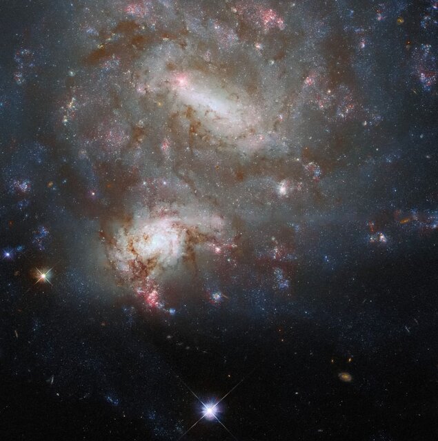 تصویر زیبا از دو کهکشان دوقلوی صورت فلکی
