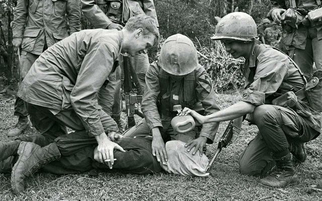 بلایی که سربازان آمریکایی روی سرباز ویتنامی آوردند+عکس