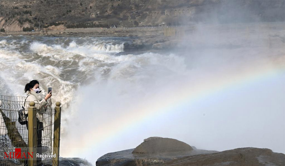 بازدید گردشگران از آبشار دیدنی هوکو چین+عکس