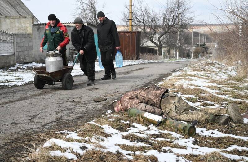 رفتار عجیب مردم با جنازه سرباز اوکراینی+عکس