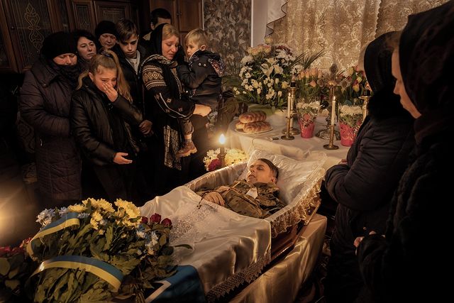 تصویر عجیب از وداع با جنازه سرباز اوکراینی+عکس