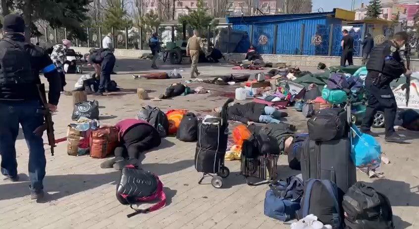 به خاک و کشیدن مردم در شرق اوکراین+عکس