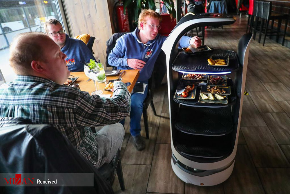 تصویر دیدنی از ربات‌های گارسون در یک رستوران+عکس
