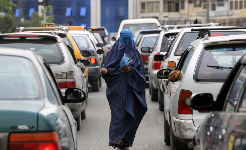 زنی در حال گدایی در خیابان های کابل+عکس