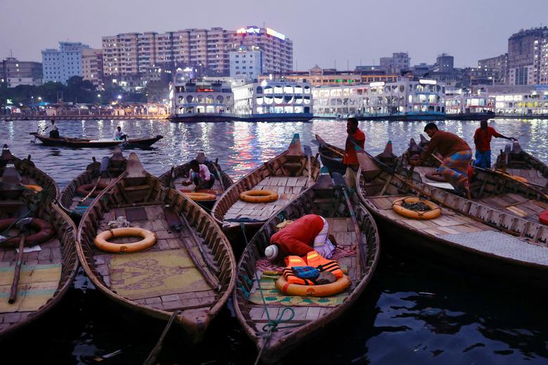 تصویر زیبا از اقامه نماز یک قایقران در بنگلادش+عکس
