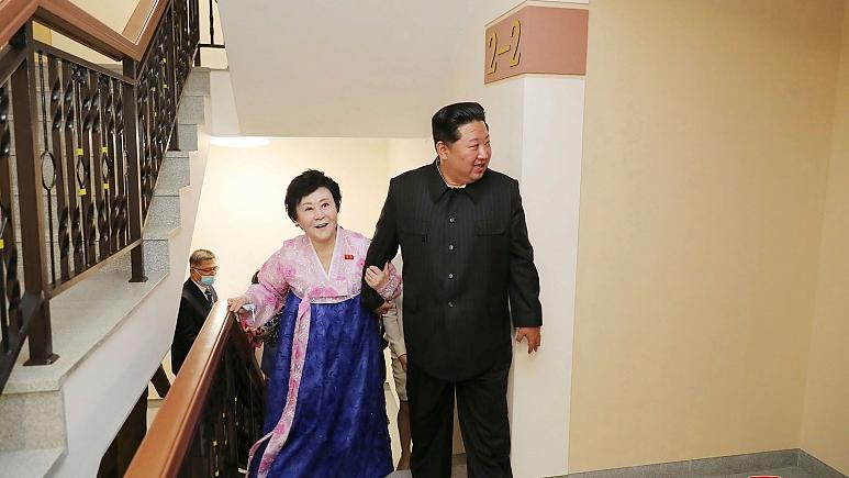 هدیه خاص رهبر کره شمالی به زن صورتی پوش+عکس