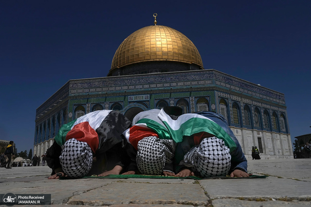 سجده نمازگزاران فلسطینی در بیت المقدس+عکس