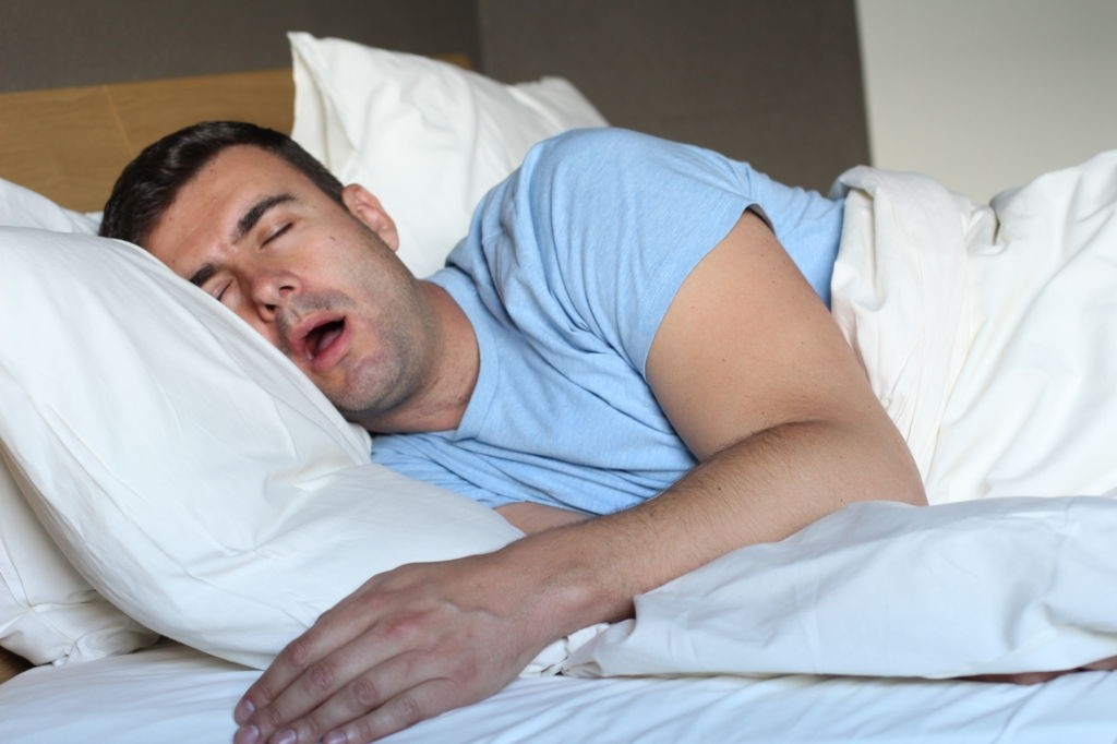 علت بیرون ریختن آب دهان در خواب چیست؟ 