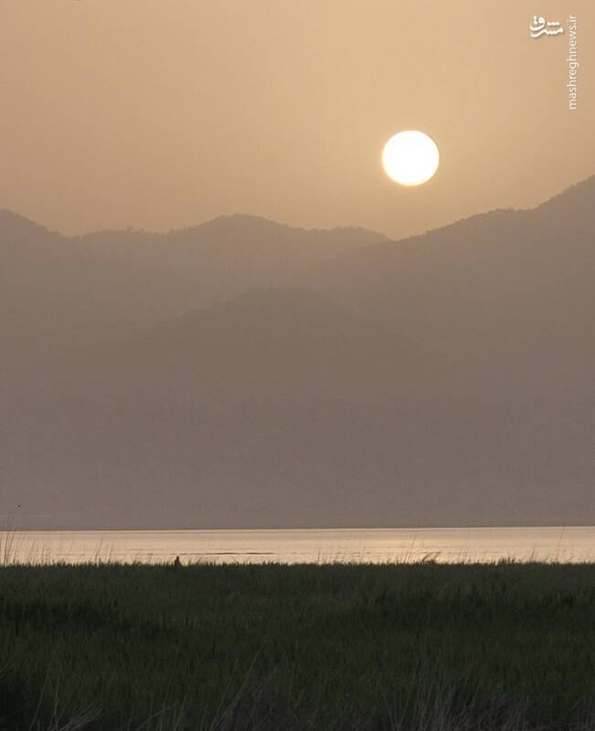 لحظه زیبای غروب خورشید در دریاچه زریبار+عکس