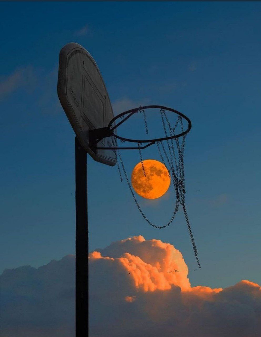 تصویر دیدنی از ماه در سبد بسکتبال+عکس