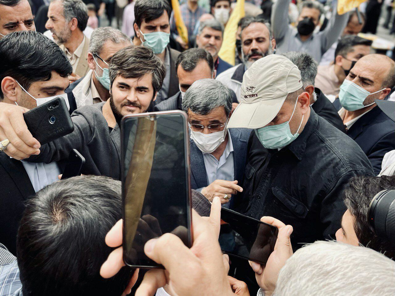 ازدحام مردم برای سلفی گرفتن با احمدی نژاد+عکس