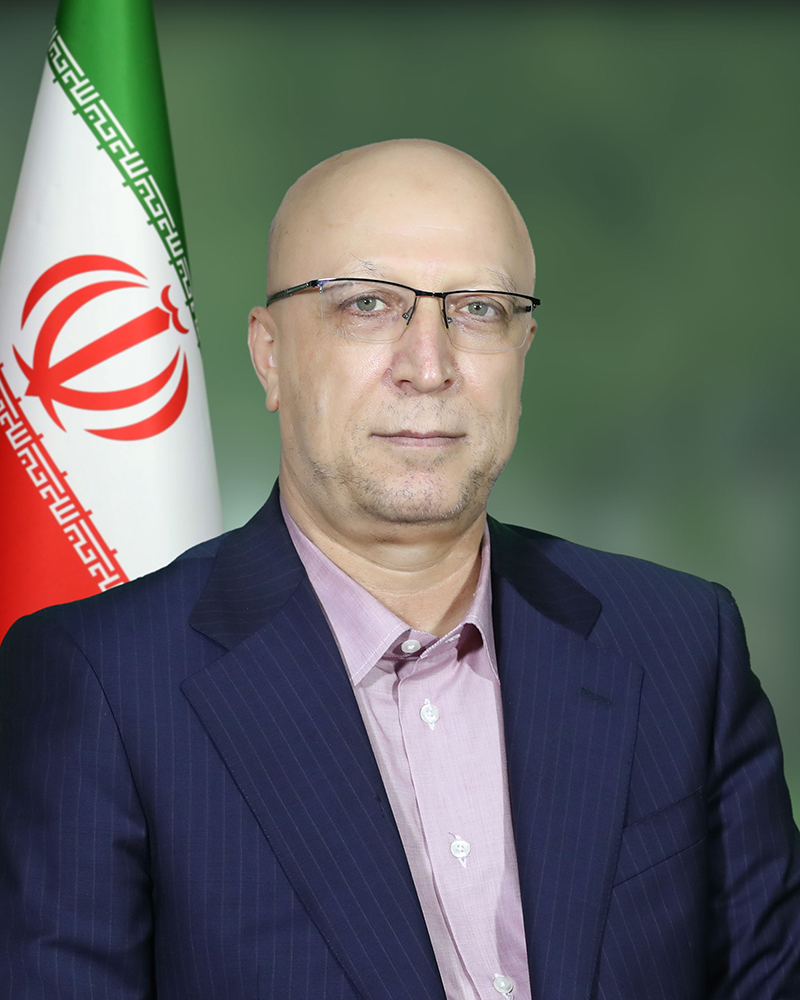 اساتید نسل‌های داناتر و حکیم‌تر از خویش تحویل جامعه دهند