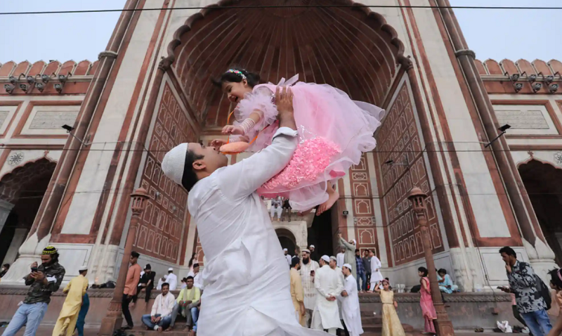 تصویر دلنشین پدر و دختر هندی پس از نماز عید فطر+عکس
