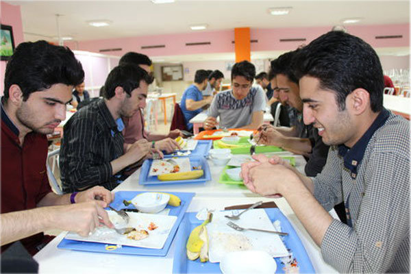 تاکید رئیس دانشگاه امیرکبیر بر افزایش کیفیت غذای دانشجویی 