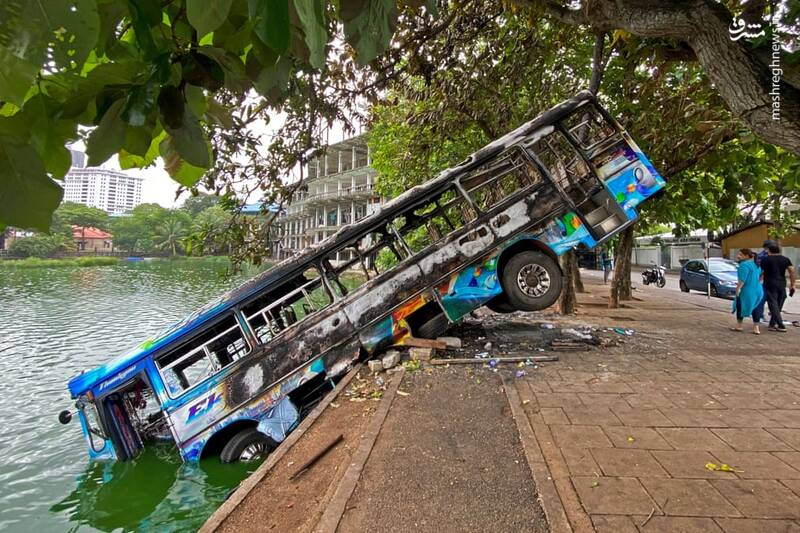 آتش زدن اتوبوس در کشور سریلانکا+عکس