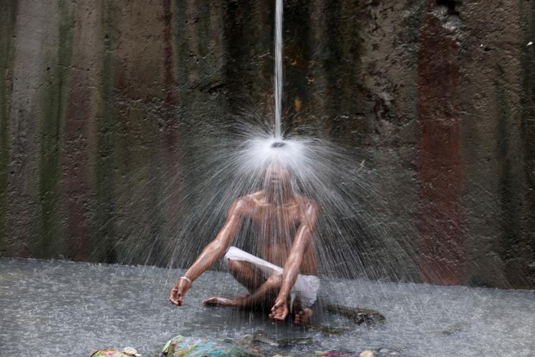 حرکت جالب مرد هندی برای نجات از گرما+عکس