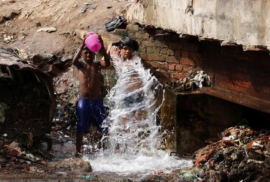 آب تنی کودکان در گرمای شدید هند+عکس