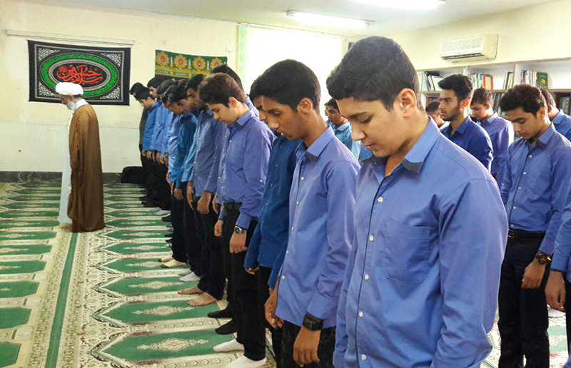 شعار امر به معروف و نهی از منکر، برپایی نماز جماعت در مدارس است
