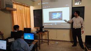 توانمندسازی معلمان در حوزه فناوری‌های نوپدید و آموزش‌های مجازی