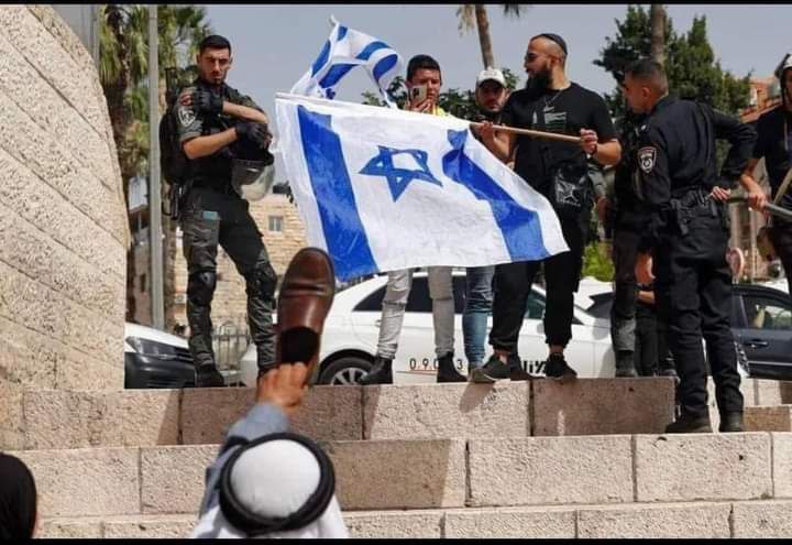 حرکت دیدنی یک فلسطینی در مقابل پرچم رژیم صهیونیستی+عکس