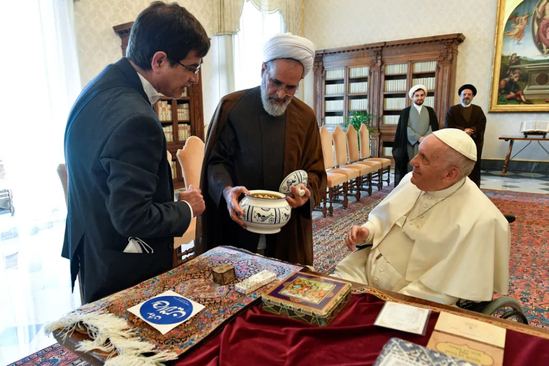 تبادل هدایا میان آیت الله اعرافی و پاپ فرانسیس در واتیکان + عکس