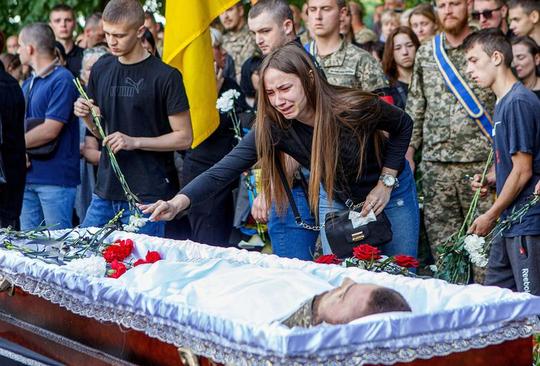تشییع پیکر یک نظامی در اوکراین+عکس