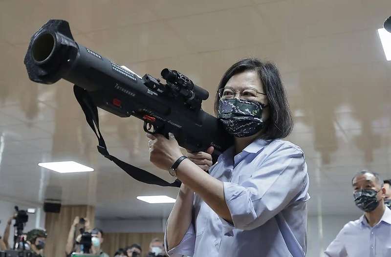 رئیس جمهور زن تایوان با یک موشک ضد تانک در دست+عکس