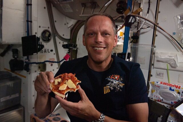 تصویر جالب ناسا از پیتزاخوری فضانوردان در فضا+عکس
