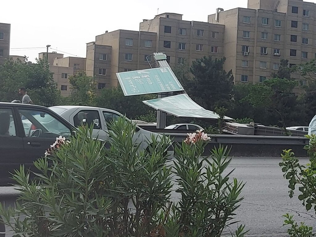 سقوط یک تابلوی بزرگ در تهران+عکس