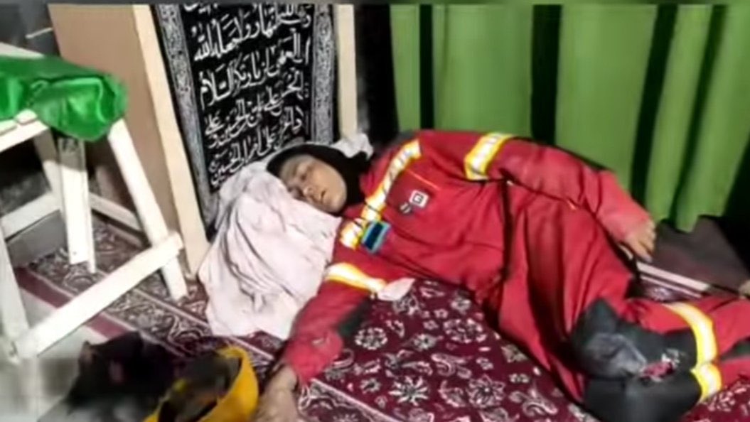 خستگی قهرمان زن ایرانی پس از کمک به آواربرداری متروپل+عکس