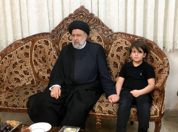 فرزند شهید صیاد خدایی دست در دست رئیس‌جمهور+عکس