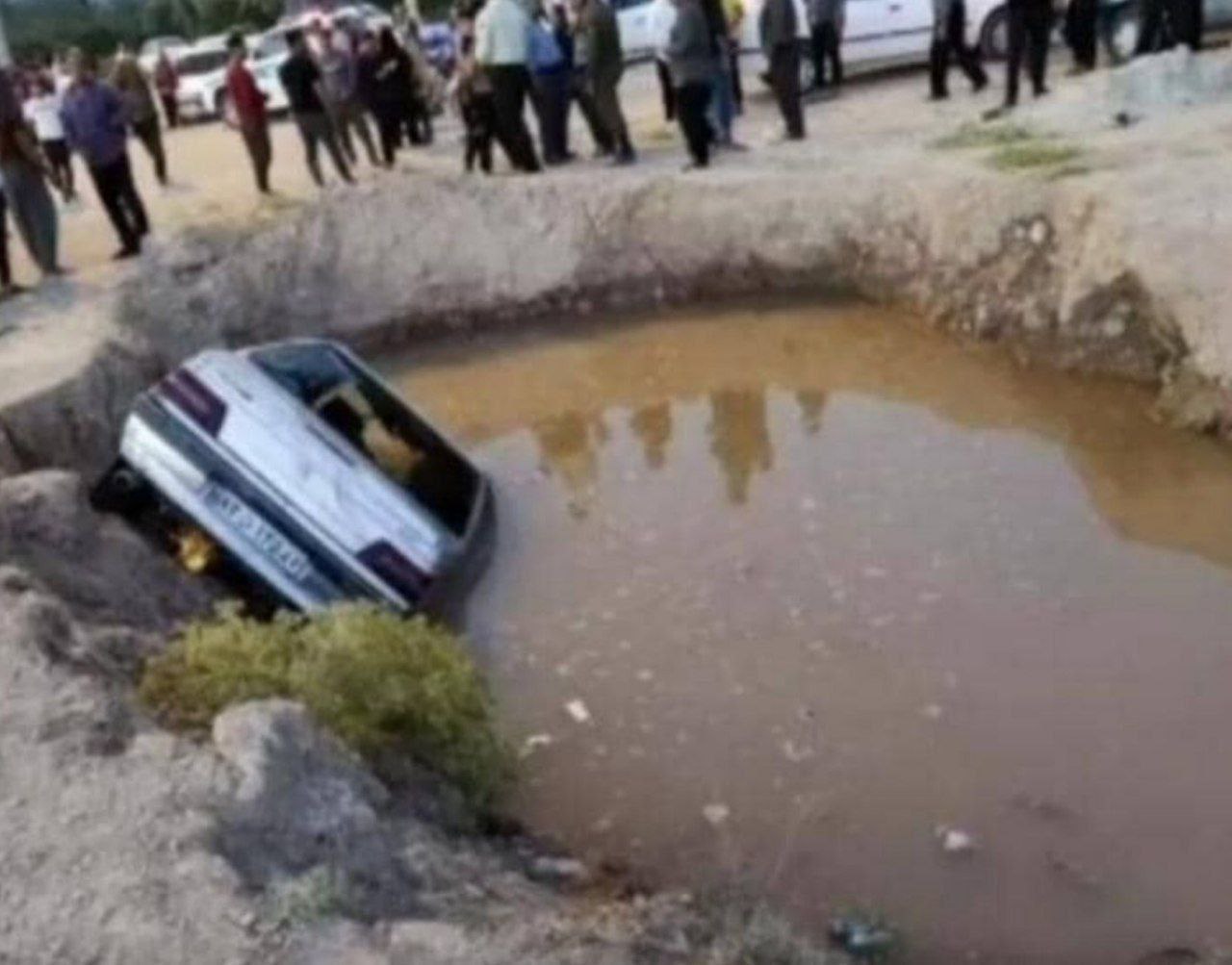 سقوط مرگبار پژو در یک گودال+عکس
