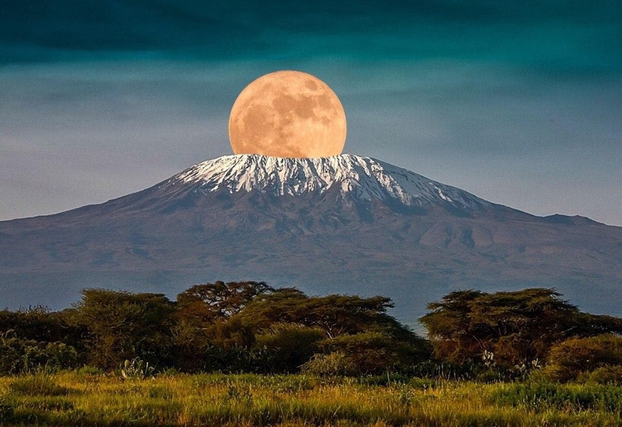 تصویر دیدنی از ماه کامل بر فراز کوه کلیمانجارو+عکس