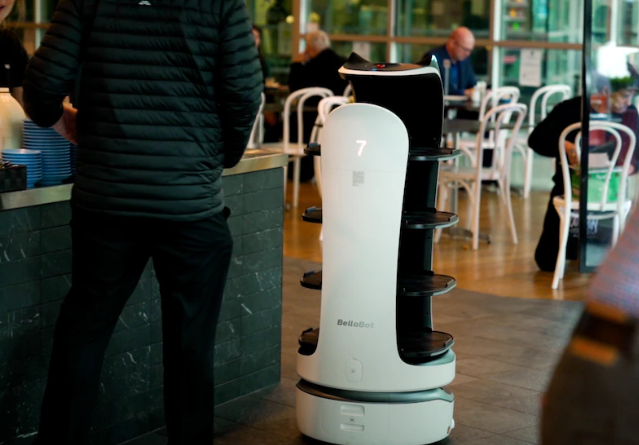 ربات پیشخدمت در کافه‌ای در استرالیا+عکس